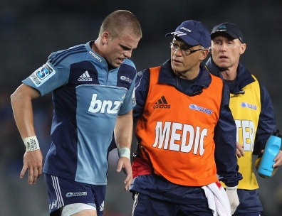 Injured Dan Carter offers support to Colin Slade